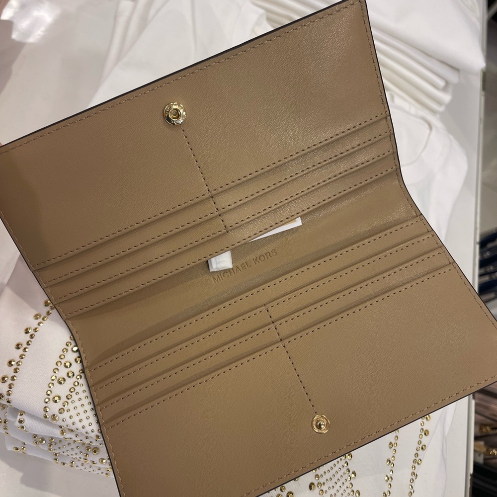 MICHAEL KORS Carson Lg Metallic Logo Debossed Snap Bifold Wallet
Pale Gold
NWT - Picture 9 of 16